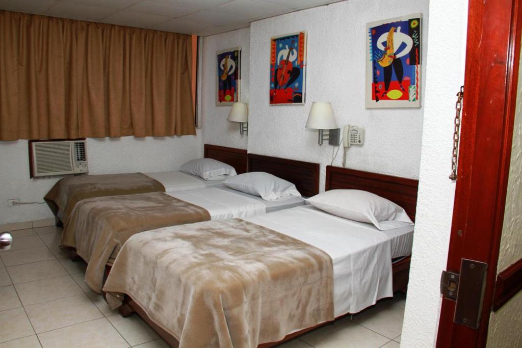 Postel nebo postele na pokoji v ubytování Hotel California Panama