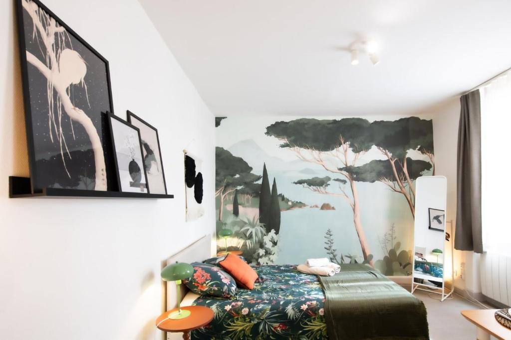 une chambre avec un lit et un tableau au mur dans l'établissement Le Cocon de Cordeliers, à Lyon