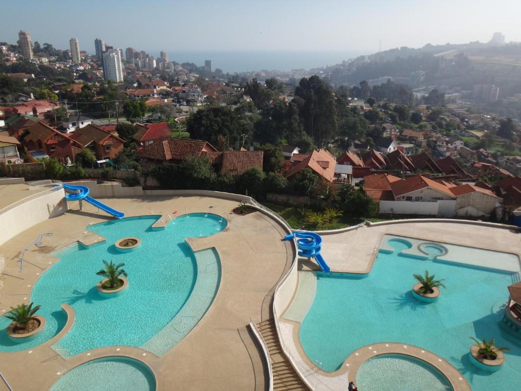 uma vista aérea de duas piscinas num resort em Edificio En Reñaca em Viña del Mar