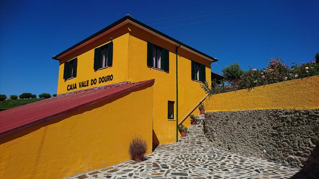 un edificio giallo con un cartello sul lato di Douro Valley - Casa Vale do Douro a Lamego