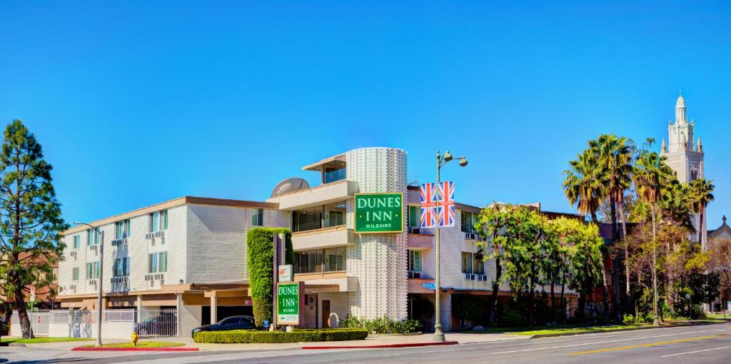 a building with a sign for a kings inn at Dunes Inn - Wilshire in Los Angeles