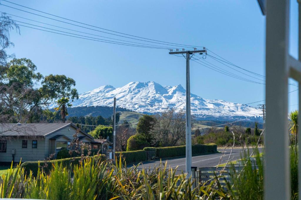 Blick auf einen schneebedeckten Berg von einem Haus in der Unterkunft Ruapehu Cottage - Ohakune Holiday Home in Ohakune