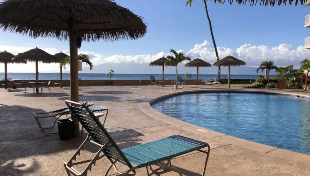 Πισίνα στο ή κοντά στο Oceanfront Studio with AC, Gym & Pool - Kahana Gem!