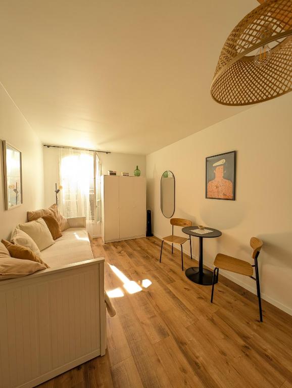 un salon avec un lit et une table dans l'établissement Studio en plein cœur de Toulon !, à Toulon