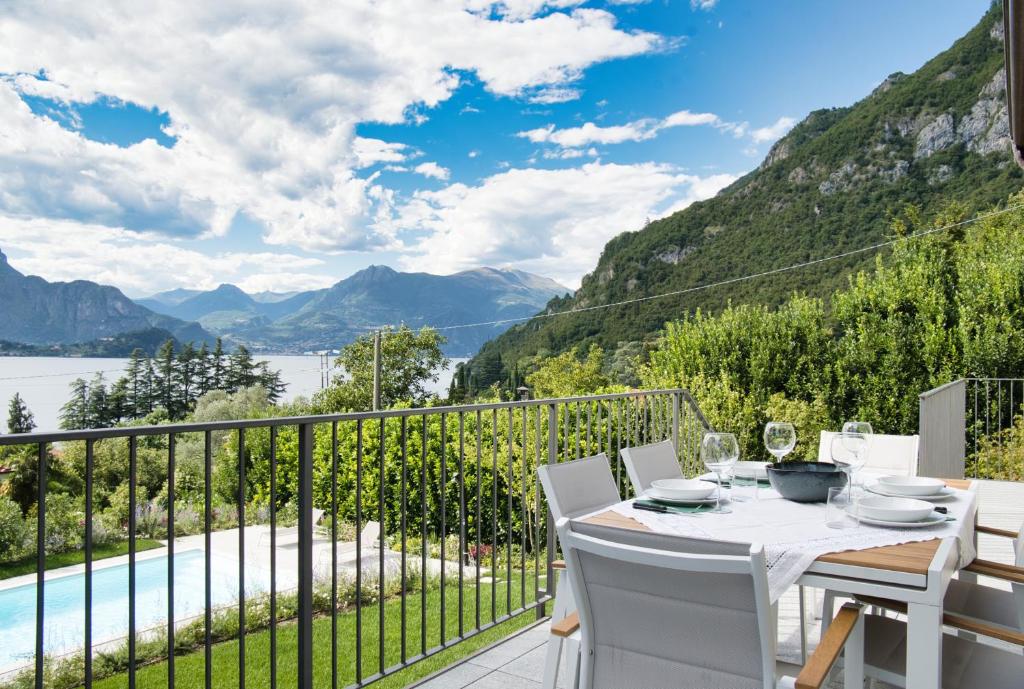 - une table à manger avec vue sur l'eau et les montagnes dans l'établissement Hidden Gem - Villa with private swimmingpool Bellagio view, à Lierna