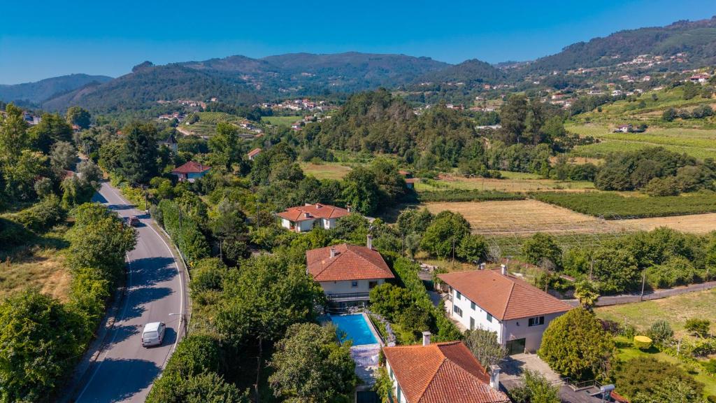 ポンテ・ダ・バルカにあるCasa do Regressoの道路と家のある別荘の航空写真