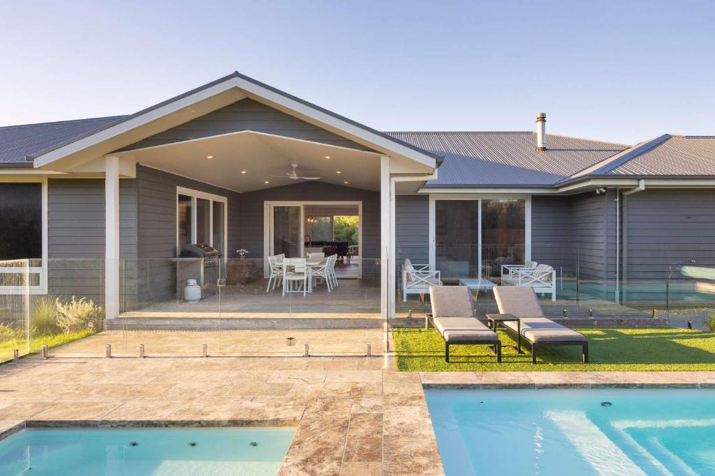 Swimmingpoolen hos eller tæt på The Break Pool Spa Sauna & Beach