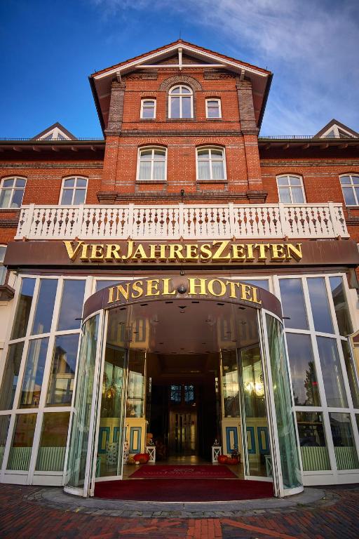 ein Hotel mit Eingang zum internen Hotel in der Unterkunft Inselhotel VierJahreszeiten in Borkum