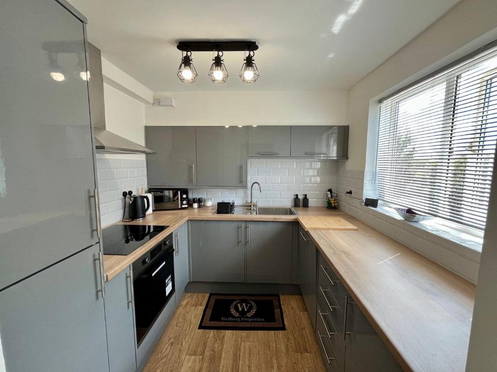 Η κουζίνα ή μικρή κουζίνα στο St Andrews Gardens- 2 bedroom flat with views over town- A welburg property managed by Catchpole Stays