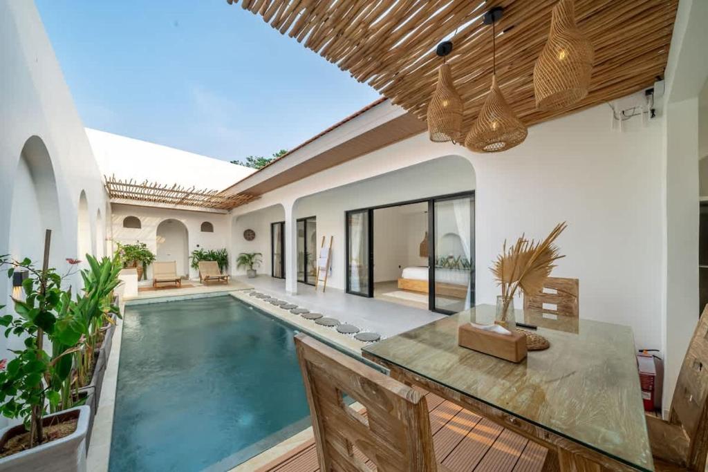 ein Bild eines Swimmingpools in einer Villa in der Unterkunft Modern 2BR Villa in Bingin V1 in Uluwatu