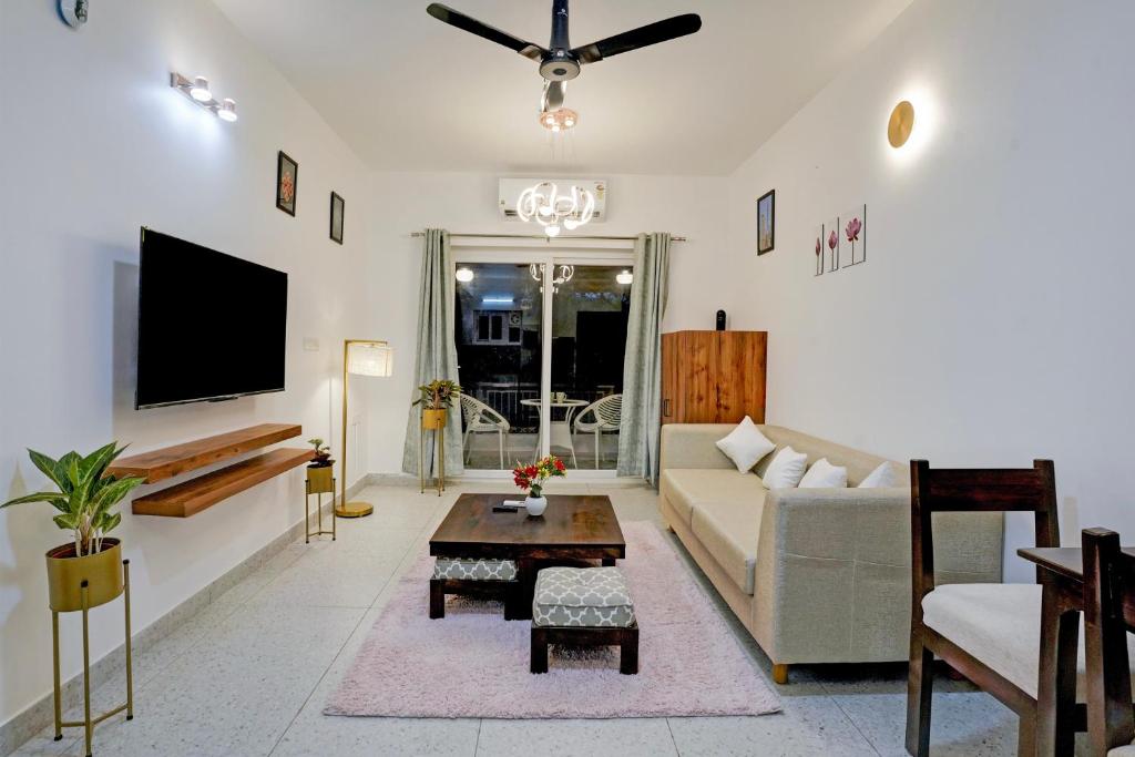 Μια τηλεόραση ή/και κέντρο ψυχαγωγίας στο Naavinya by DanCenter - 1BHK apartment in Siolim