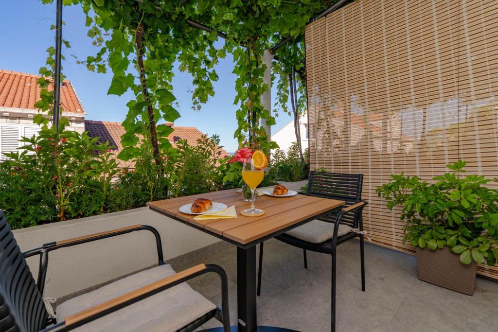 Private studio apartment near center
