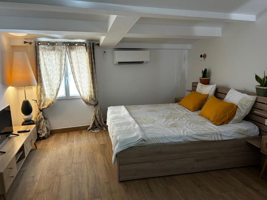Giường trong phòng chung tại Le Citron Vert Duplex vielle ville a 2 pas de la piétonne