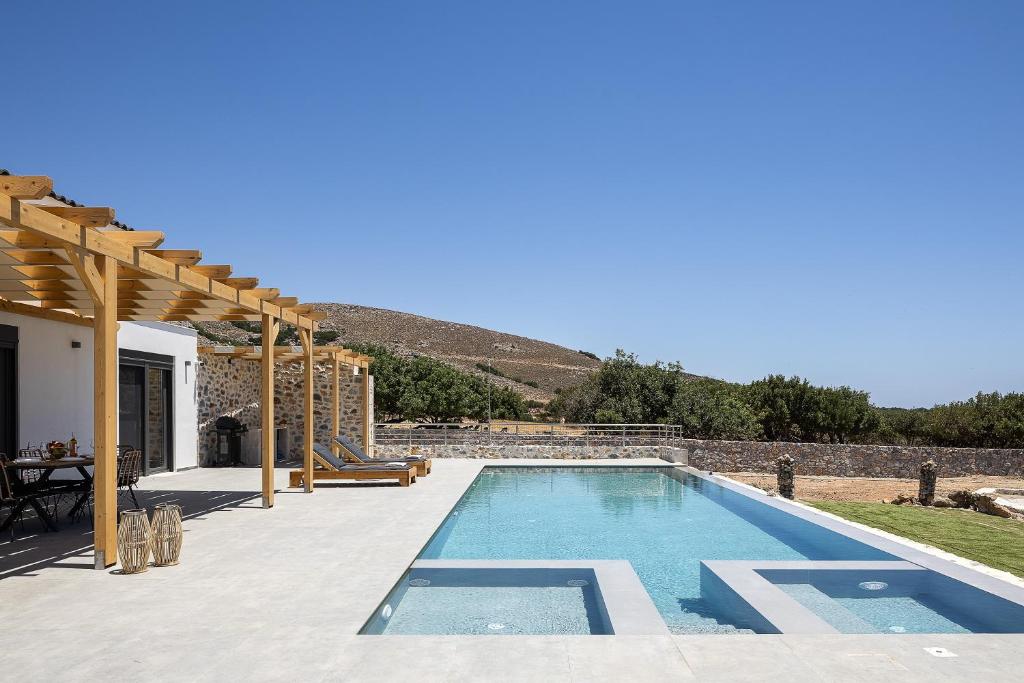 Бассейн в Pelagria Villa, a 4-Acre Escape with Beach Access, By ThinkVilla или поблизости