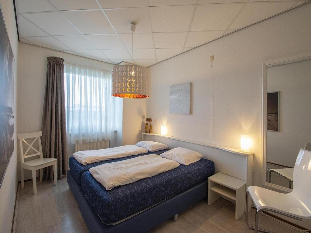 un dormitorio con una cama en una habitación en Gorgeous seaside apartment, en Julianadorp