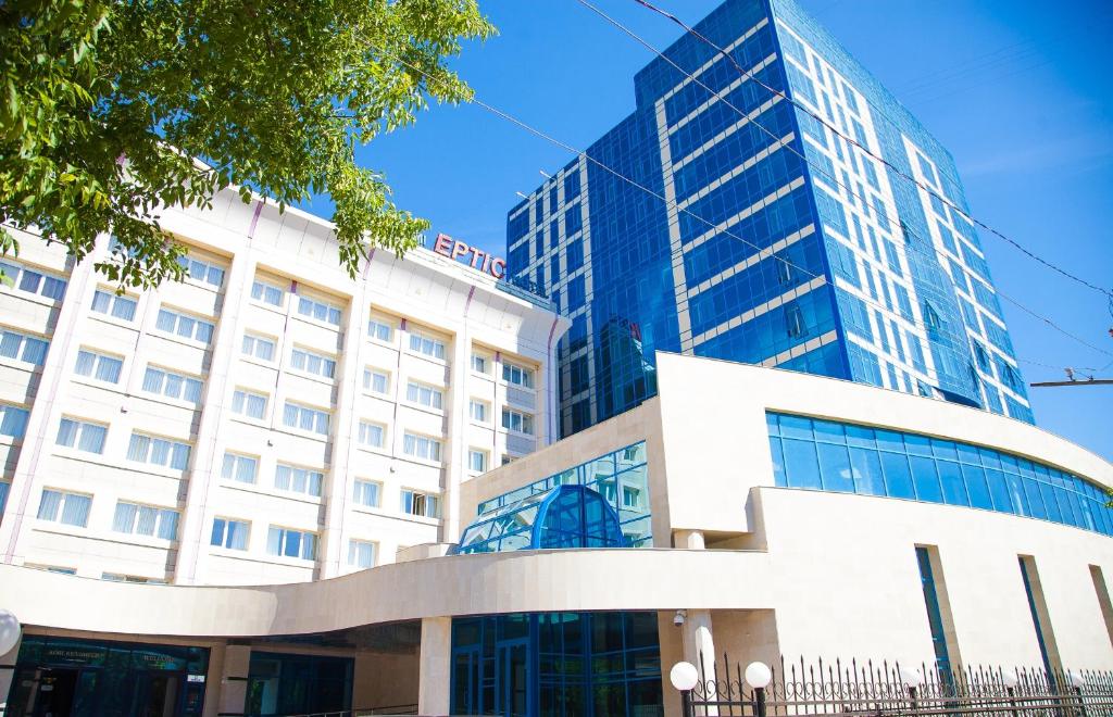 um edifício de hotel com um edifício alto em Hotel Сomplex Irtysh em Pavlodar