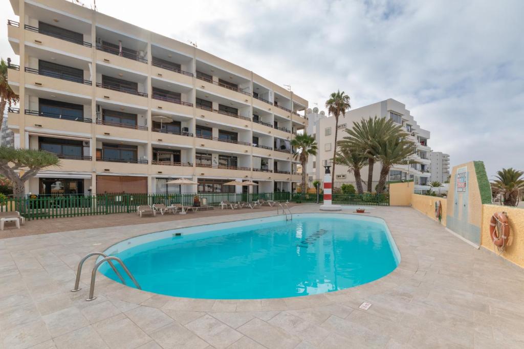 プラヤ・デル・イングレスにあるLirio Blanco de las Islas Canariasの建物の前のプール