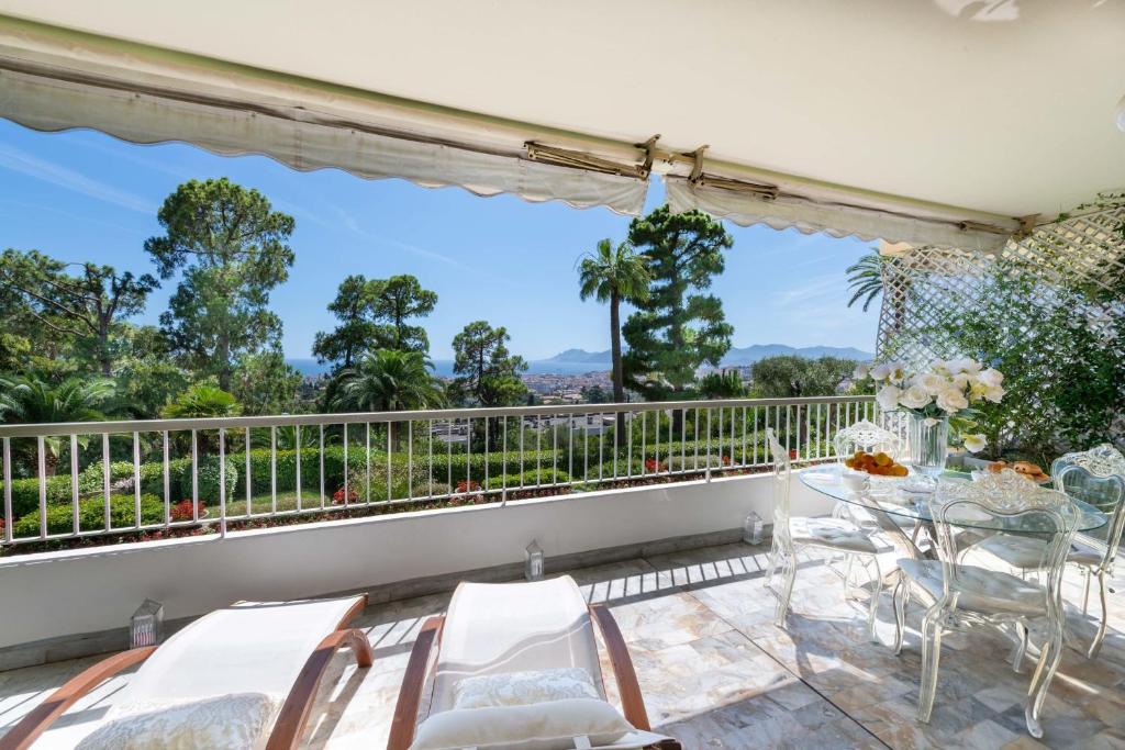 Spacious 1-Br with Sea View Residence with Pool Cannes