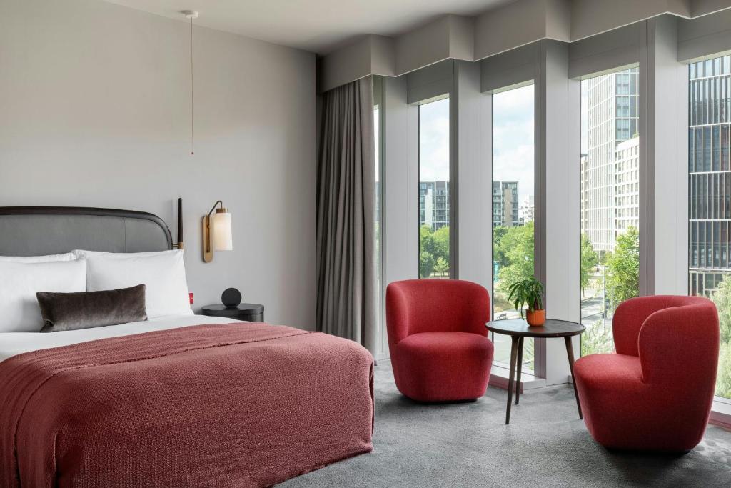 
Fully Accessible Queen Room with City View
