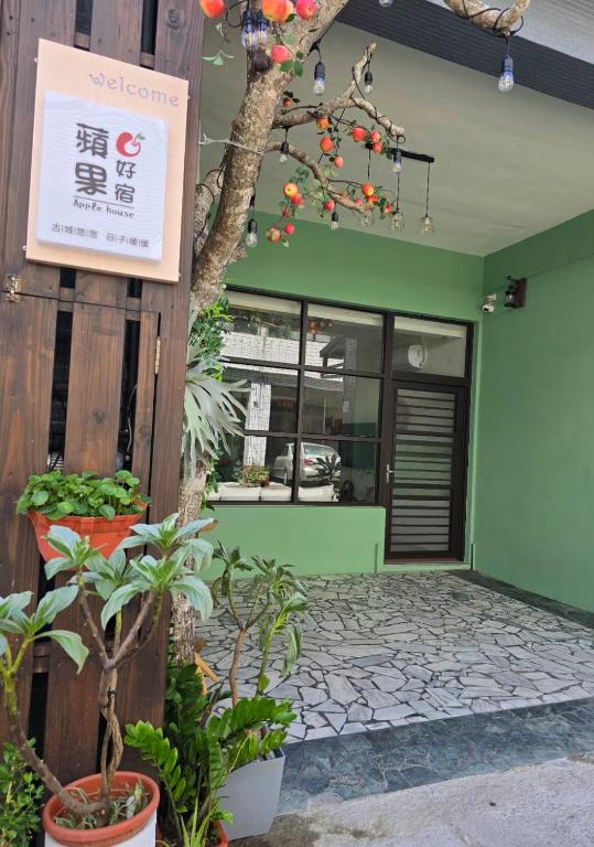 Muka bangunan atau pintu masuk Apple House