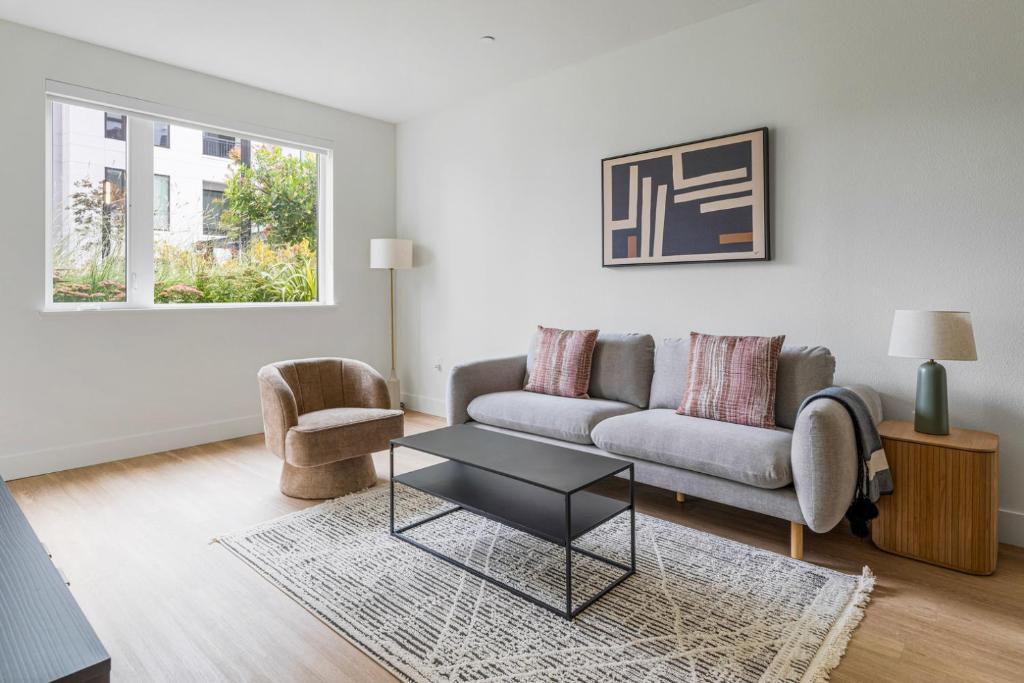 Blueground Ingold - Milldale pool nr Bayfront Park SFO-1897 في سان فرانسيسكو: غرفة معيشة مع أريكة وكرسي