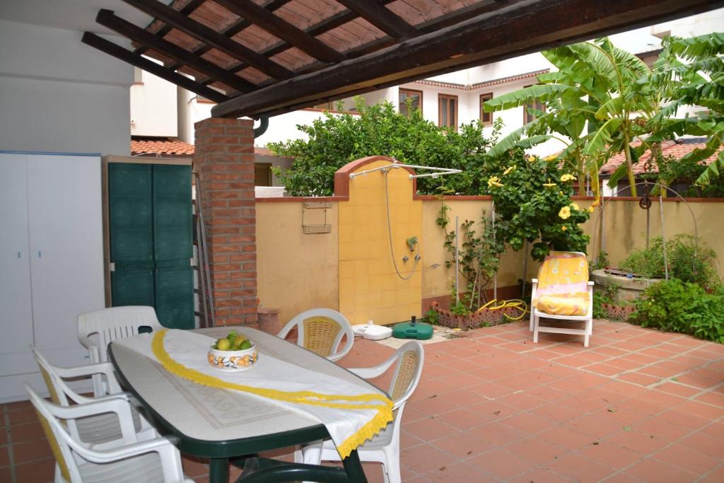 Patio nebo venkovní prostory v ubytování Casa Mimosa - Appartamento con giardino a 50 mt dal mare