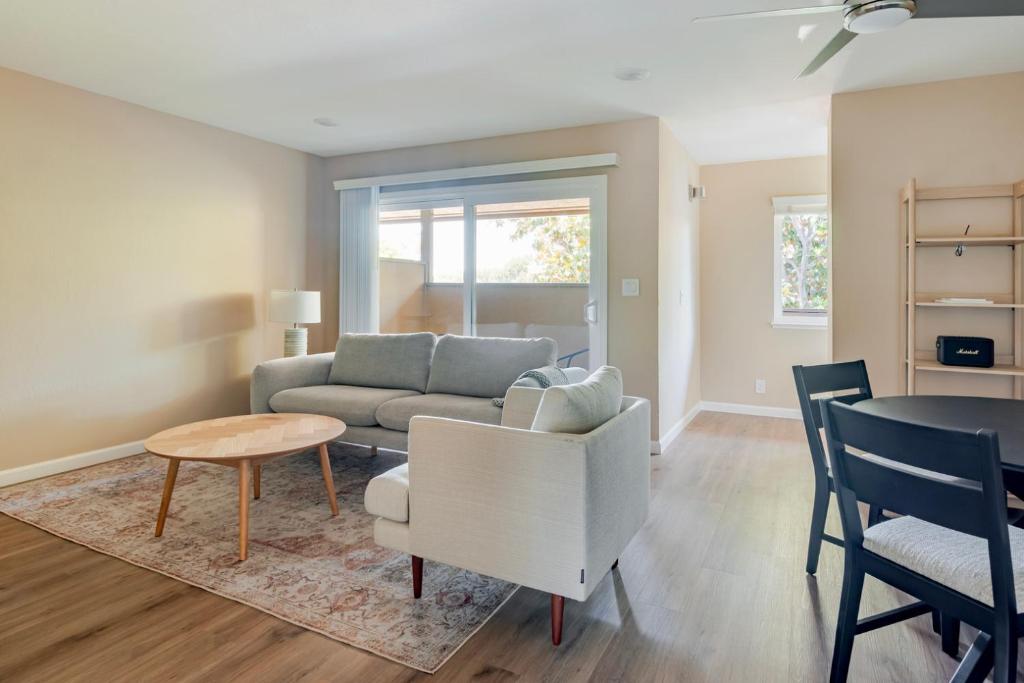 Posezení v ubytování Blueground Pruneyard Dry Creek pool nr Park SFO-1891