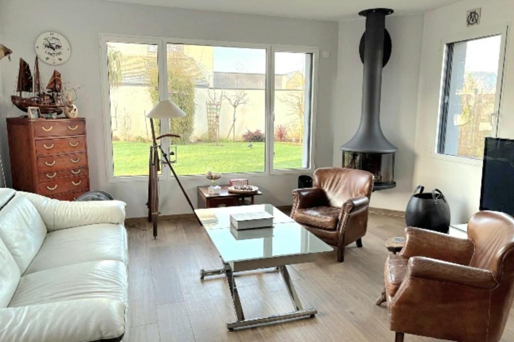 - un salon avec un canapé, des chaises et une cheminée dans l'établissement Spacious house with garden near the beach, à Saint-Malo