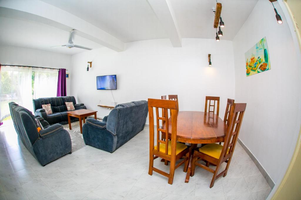 Posezení v ubytování Northwood Homes 4BR - 3 Min Walk to Beach