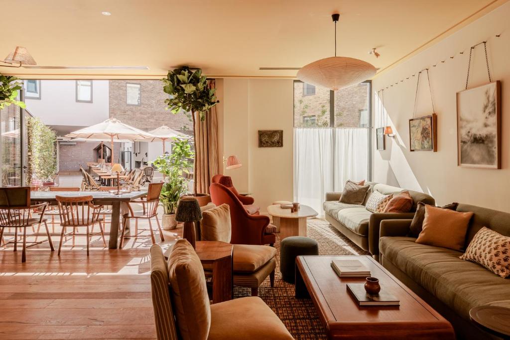 ケンブリッジにあるWilde Aparthotels Cambridge City Centreのソファとテーブルのあるリビングルーム