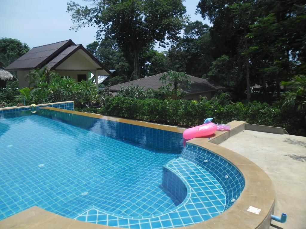 Bazén v ubytování Baansanook Resort & Swimming Pool nebo v jeho okolí