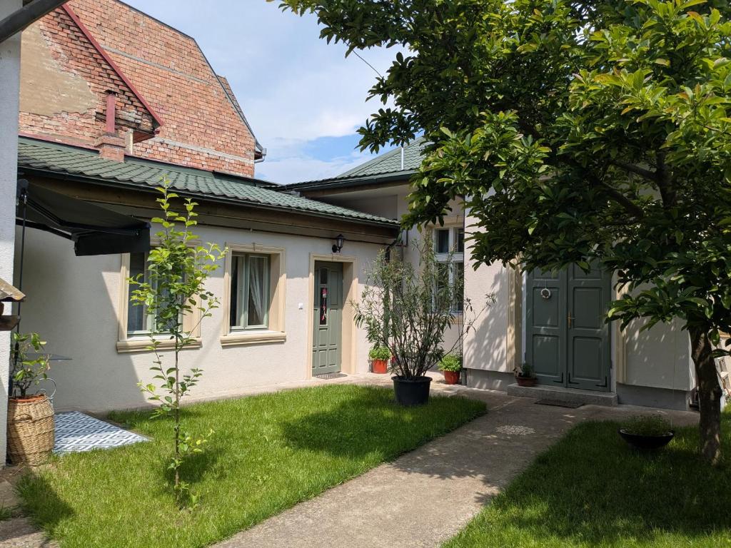 a house with a green door and a yard at Urban Oasis in Târgu-Mureş