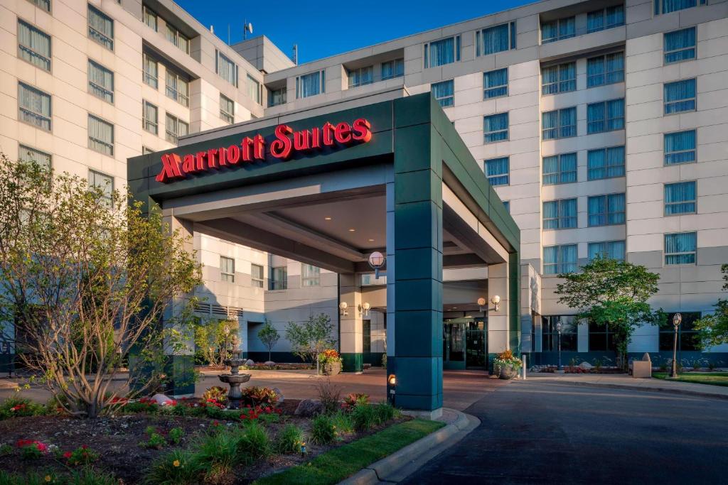 a building with a sign for a marriott suites at Chicago Marriott Suites Deerfield in Deerfield
