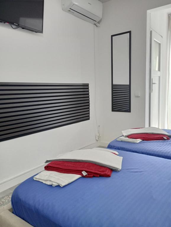 2 Betten in einem blau-weißen Zimmer in der Unterkunft Belvedere Costinesti in Costinești