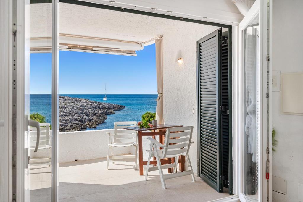 a dining room with a view of the ocean at Apartamento frente al mar en Binibeca Nou in Binibeca