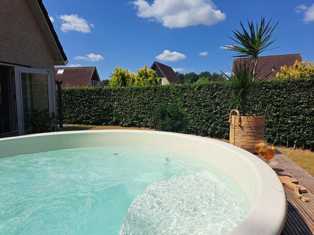 Πισίνα στο ή κοντά στο Luxuriöses Landhaus mit Hot Tub