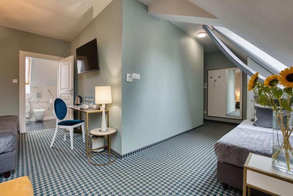 
Top Floor Family Room for 5 Guests
