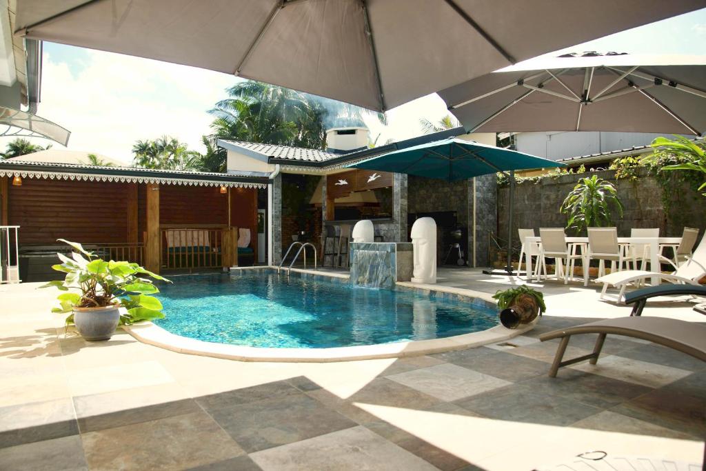 Πισίνα στο ή κοντά στο O'Meublés des 2Bois- Le Filao-Piscine chauffée & Spa