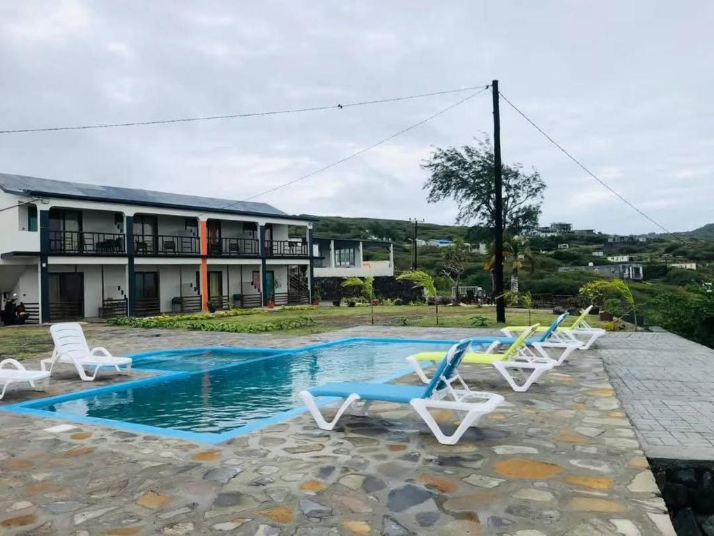 un gruppo di sedie sedute accanto a una piscina di Belle Etoile Océan a Rodrigues Island