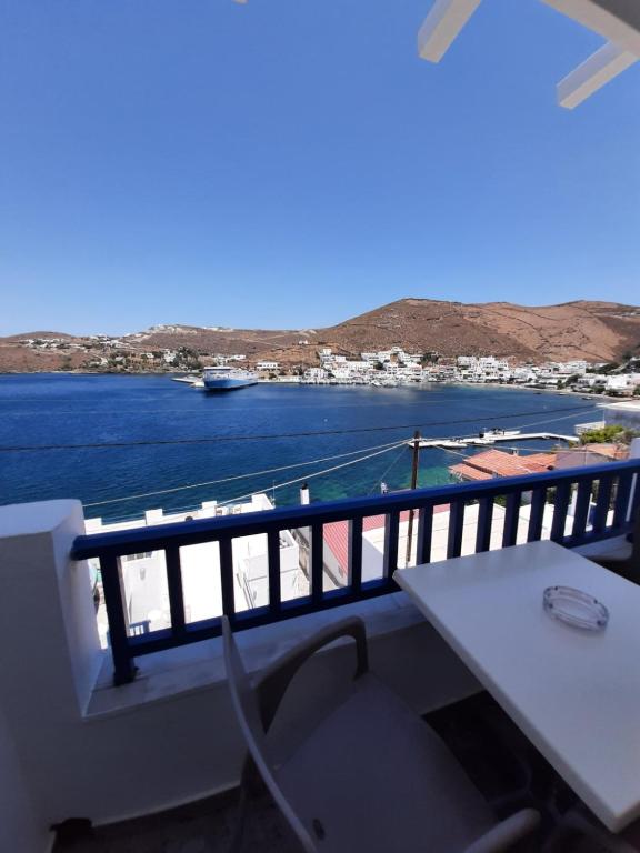 a balcony with a table and a view of the water at Romantza δωμάτιο 4 in Mérikhas
