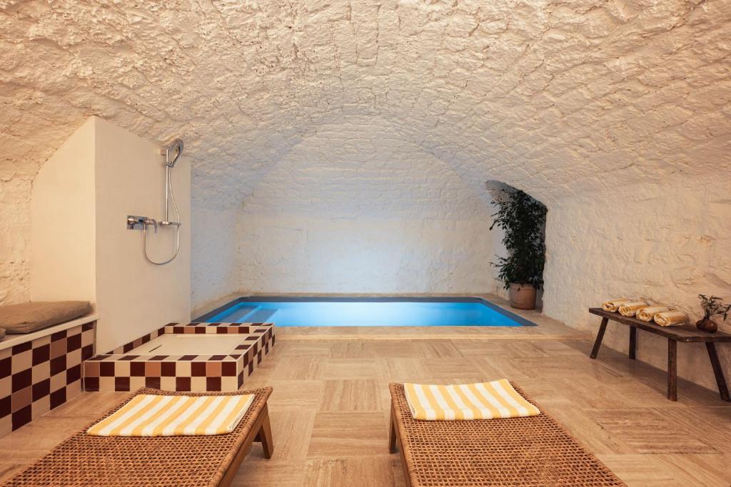 - une piscine dans une pièce dotée d'un mur en briques dans l'établissement Hôtel de la Gaîté, à Paris