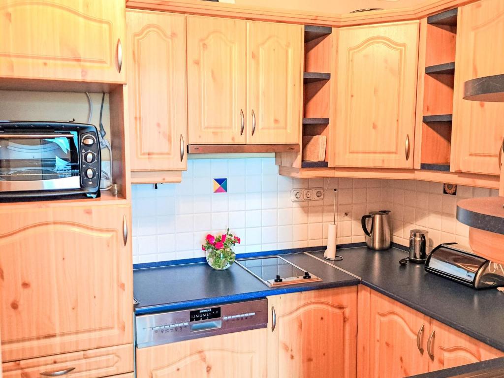 Kuchyň nebo kuchyňský kout v ubytování Apartment Wohnung 421 Seeblick by Interhome