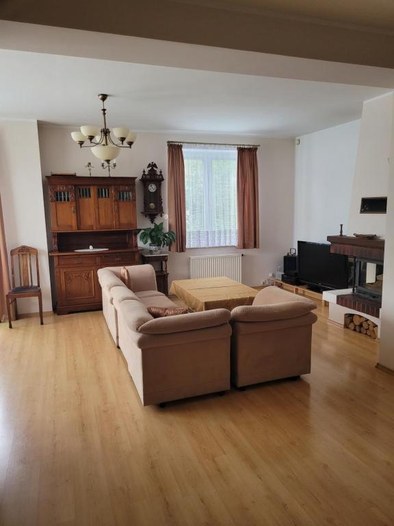 una sala de estar con un sofá y una mesa en Gdańsk Cozy Loft, en Gdansk