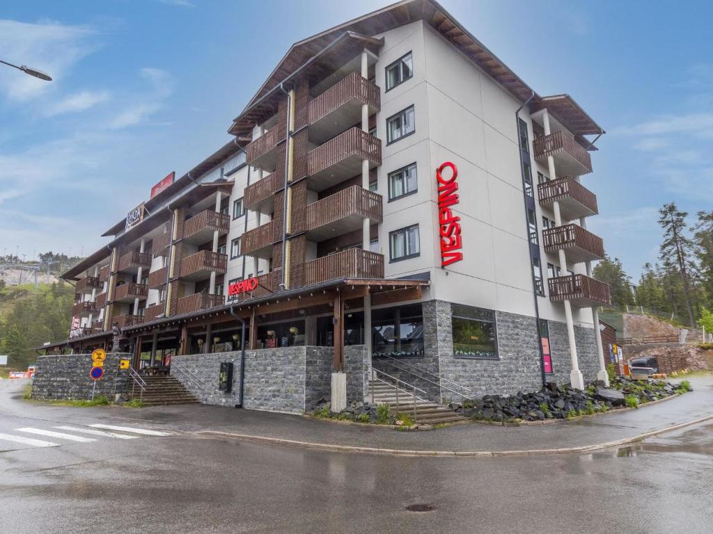 Un edificio de hotel con escaleras frente a una calle. en Holiday Home Ruka ski chalets ii huoneisto 2605 by Interhome, en Rukatunturi 