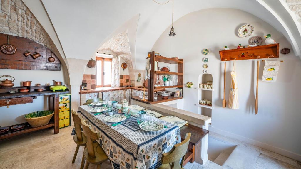 Køkken eller tekøkken på Bellissima Casa&Monolocale del '700 by Rentbeat