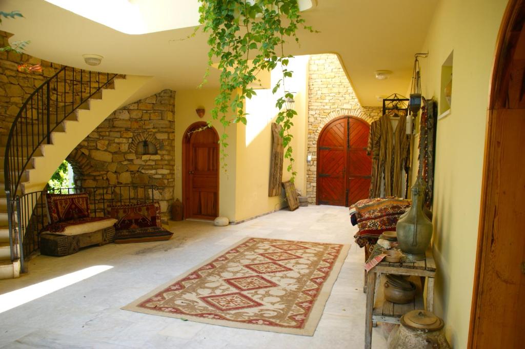 um corredor com duas portas vermelhas e um tapete em Emel Pension em Güzelçamli