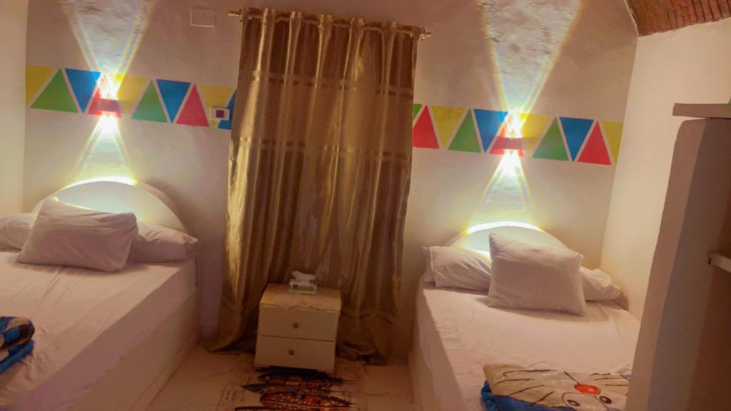 Postel nebo postele na pokoji v ubytování Wateen guest house