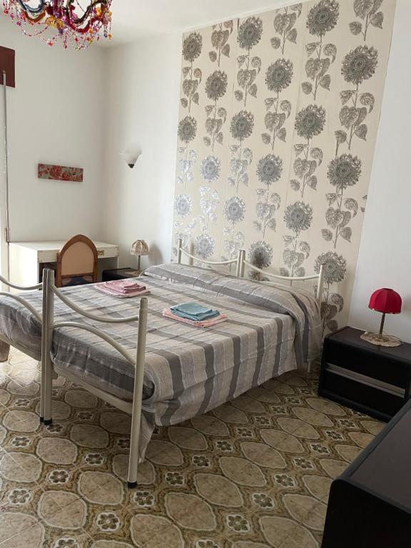 un dormitorio con una cama en una habitación en Appartamento Hipponion, en Vibo Valentia