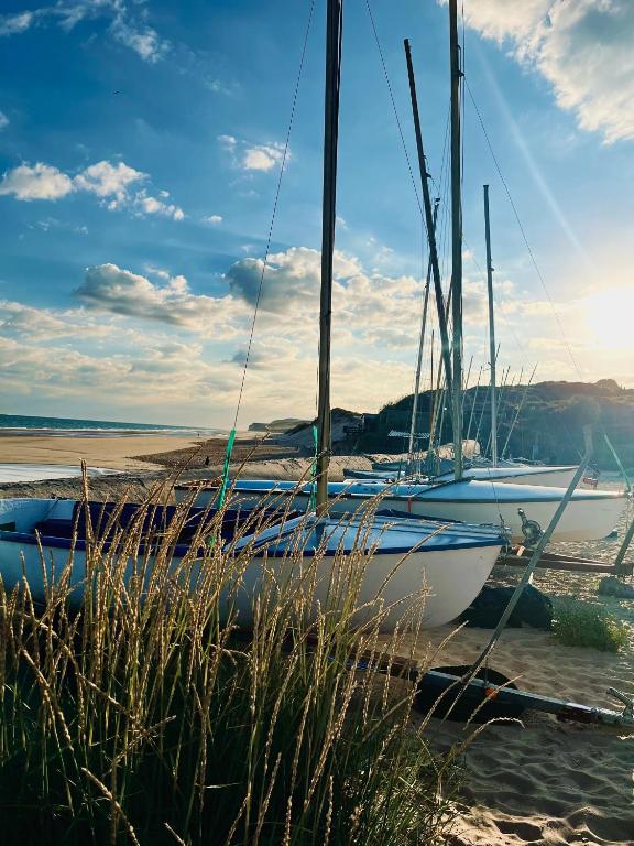 a group of boats sitting on the beach at Le secret d'Opale in Wissant