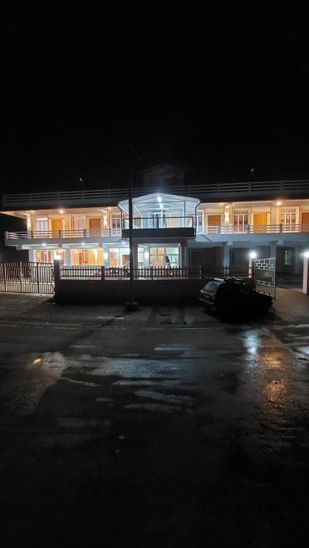 a building with a parking lot in front of it at night at esS PHLYNDA Inn in Lāitlyngkot